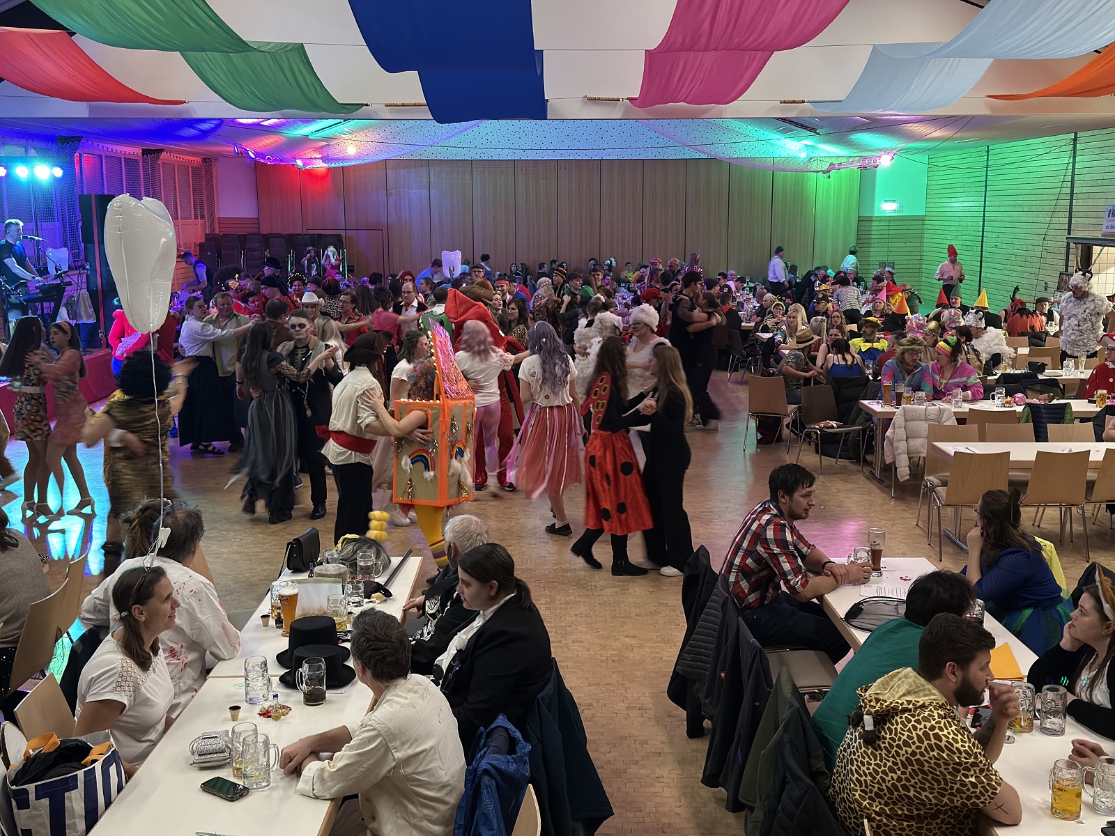 Feuerwehrball lockte 400 Gäste an - Abschied von den „Bayerwald Sternen“